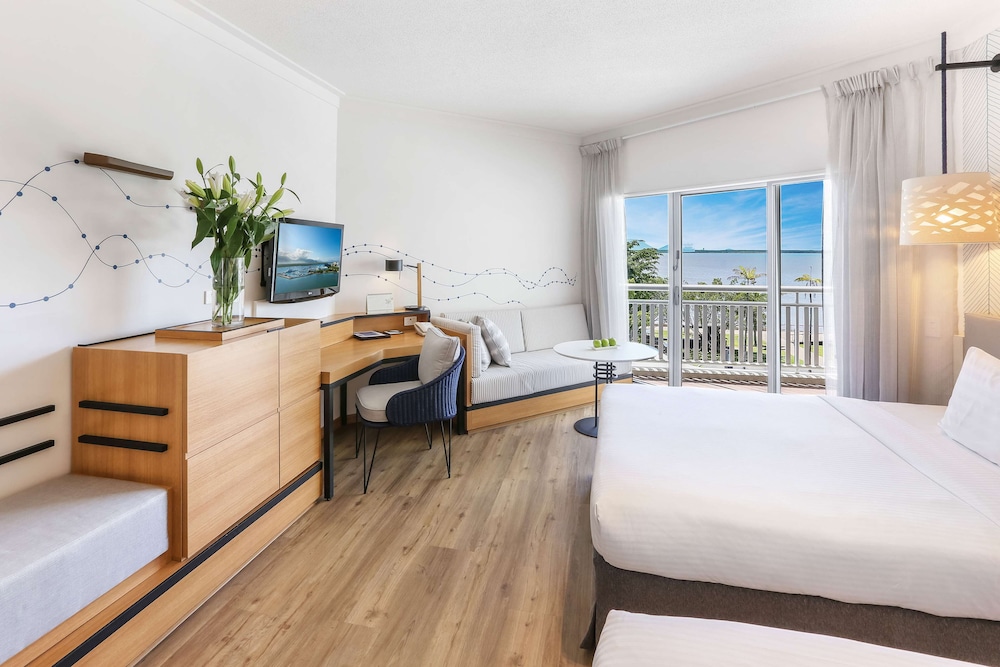 DELUXE, KING BED, SEA VIEW