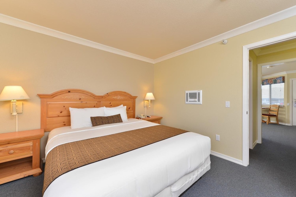 Cayucos Beach Inn 15/64