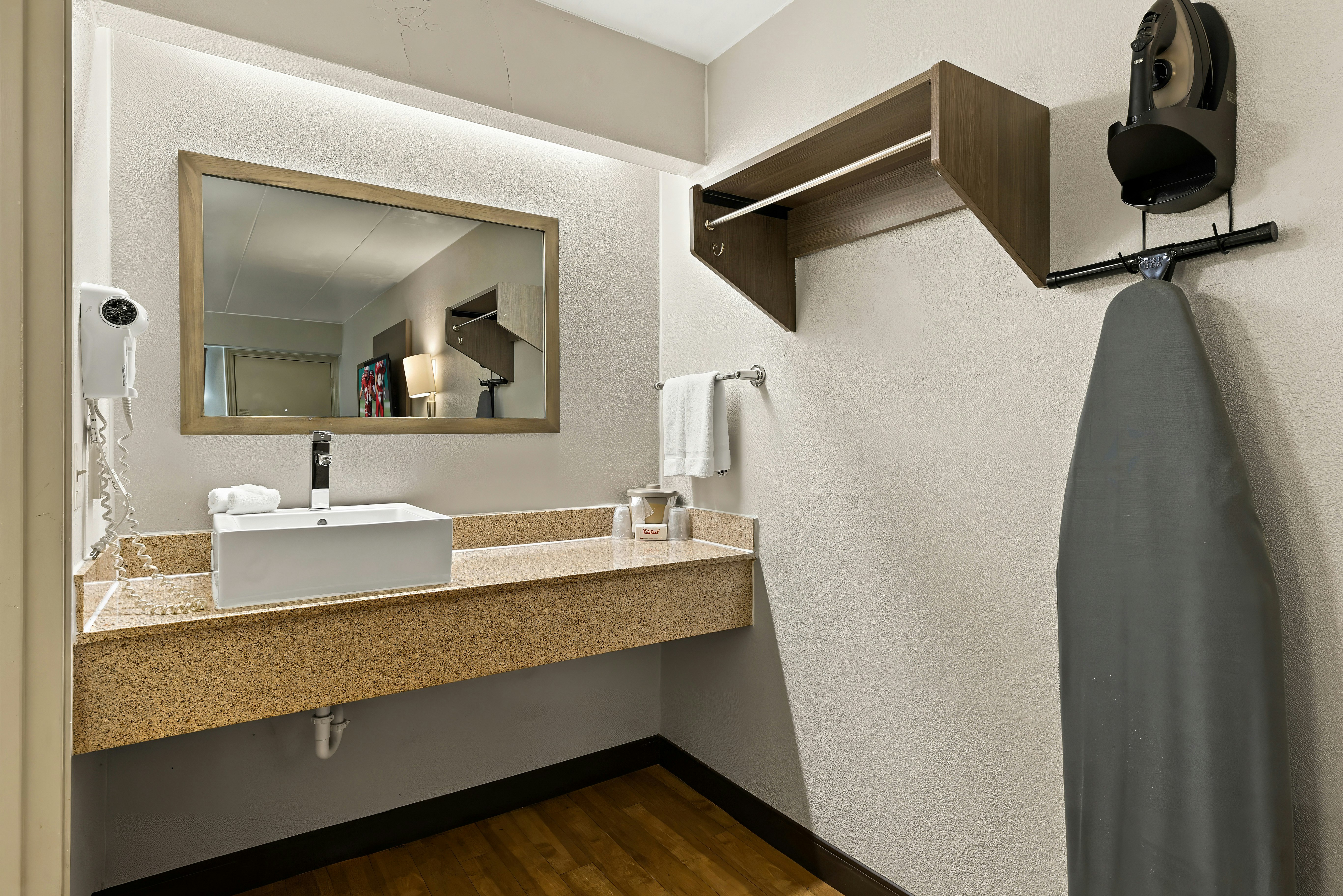 غرفة ديلوكس بسرير كينج، Red Roof Inn Cleveland-Independence 4/6