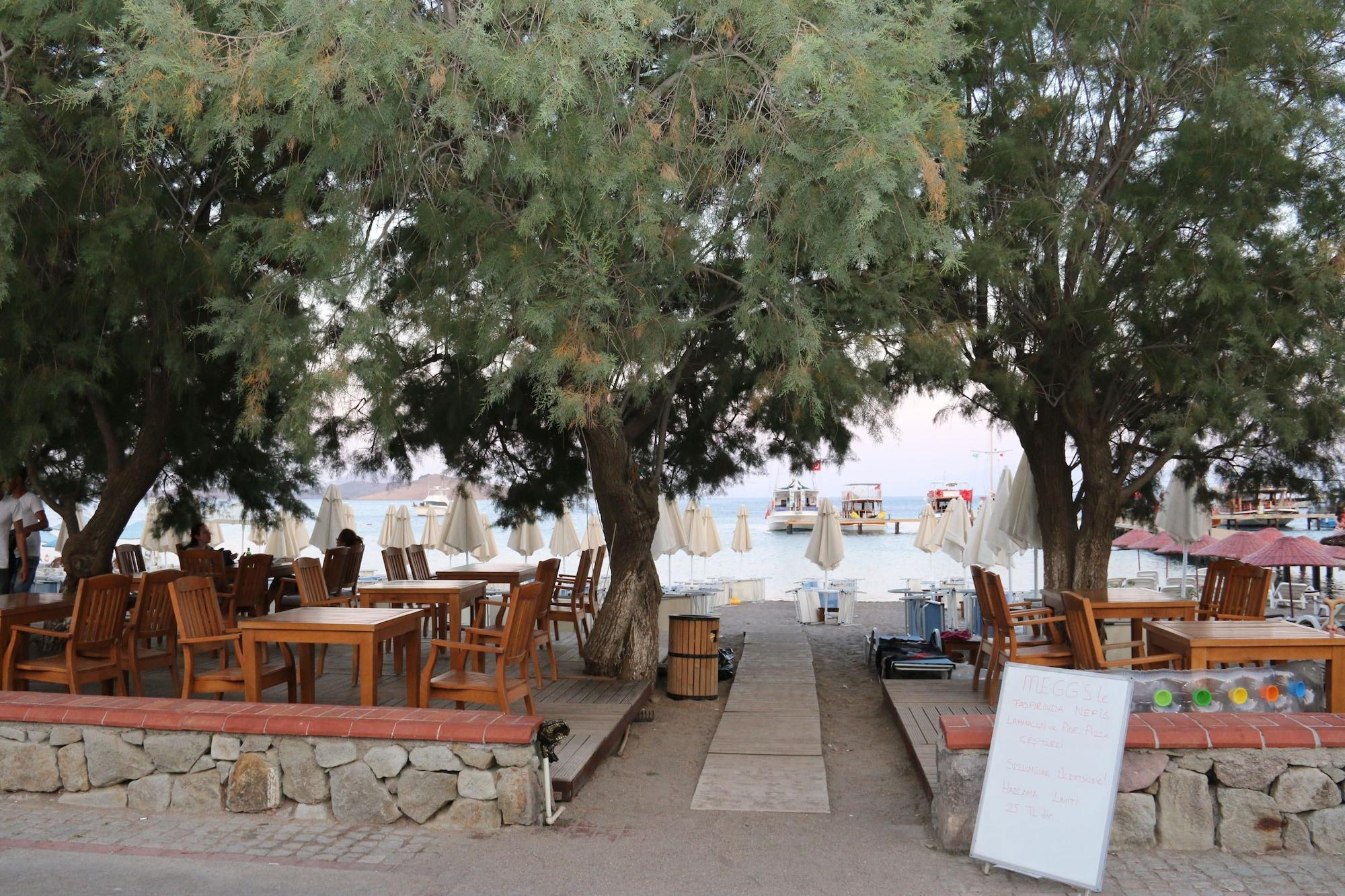 Meggs Hotel And Beach Restaurant 17/19