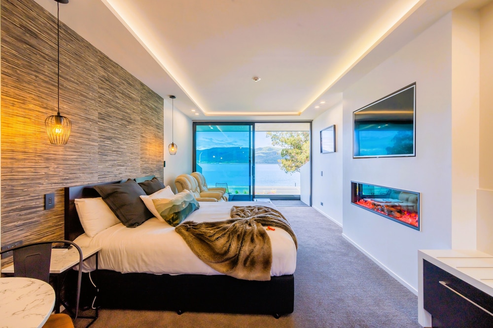 Fiordland Lakeview Motel and Apartments 20/67