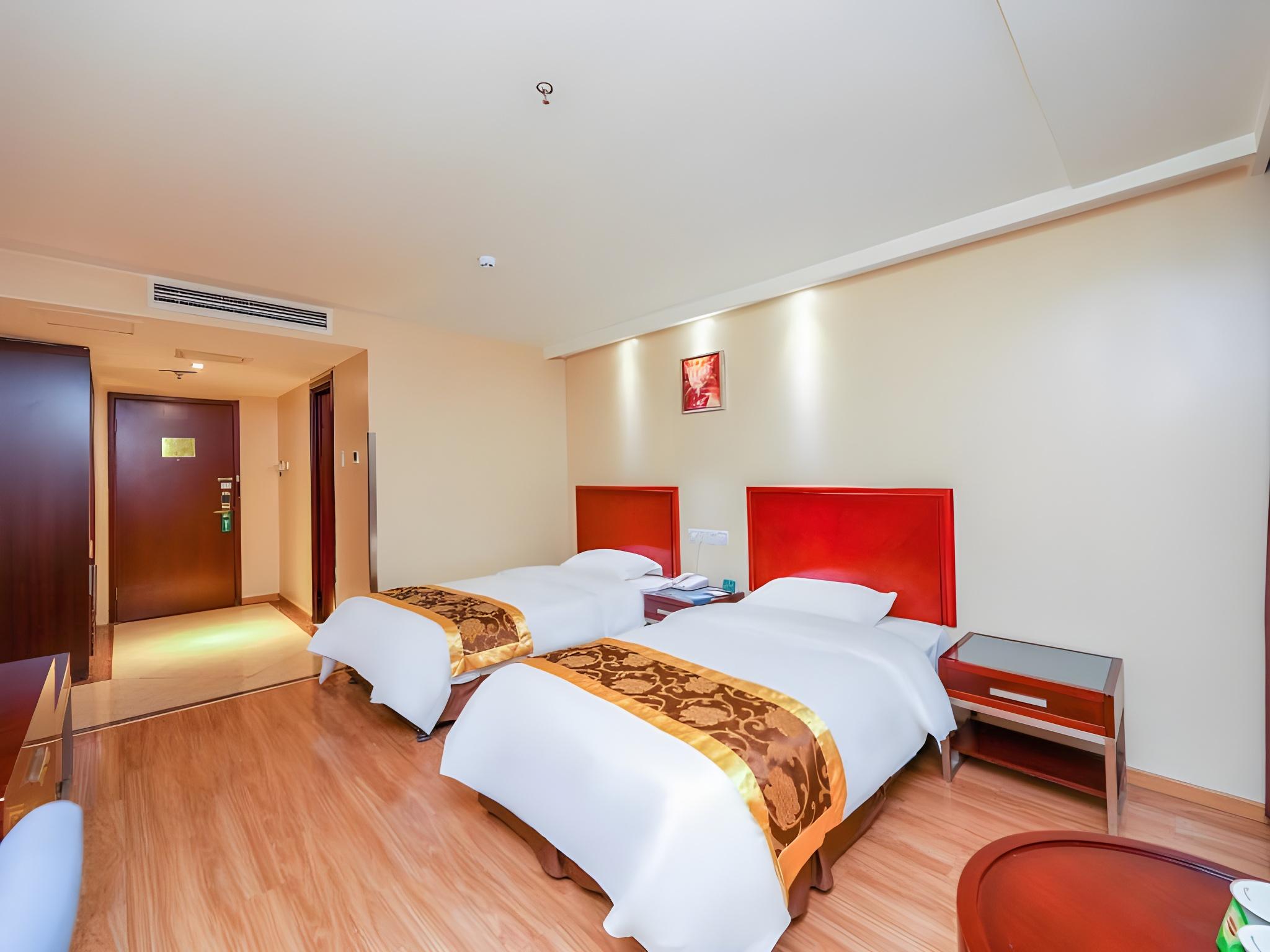 ROOM, TWIN BEDS, NO WINDOW