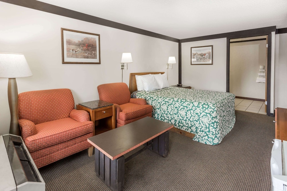 Knights Inn Racine 17/18