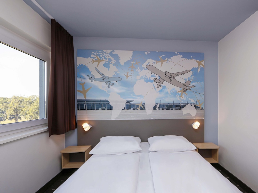 ROOM, QUEEN BED