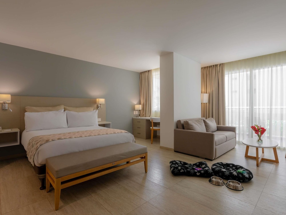 Deluxe, Queen Bed, Sofa, Mercure Santa Marta Emile 7/10
