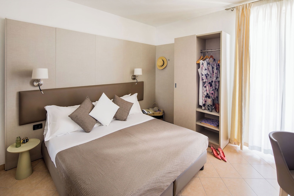 SUPERIOR, DOUBLE OR TWIN BED, PARTIAL SEA VIEW, BALCONY