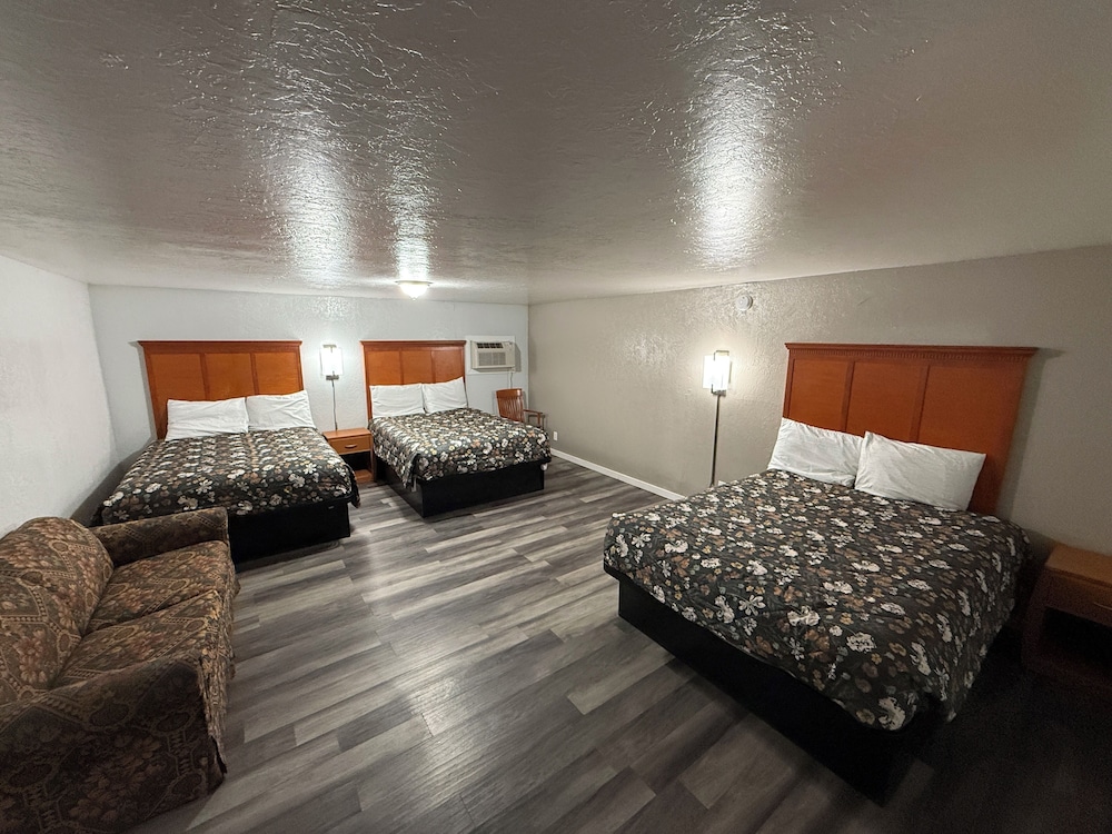 ROOM, 3 QUEEN BEDS, KITCHENETTE