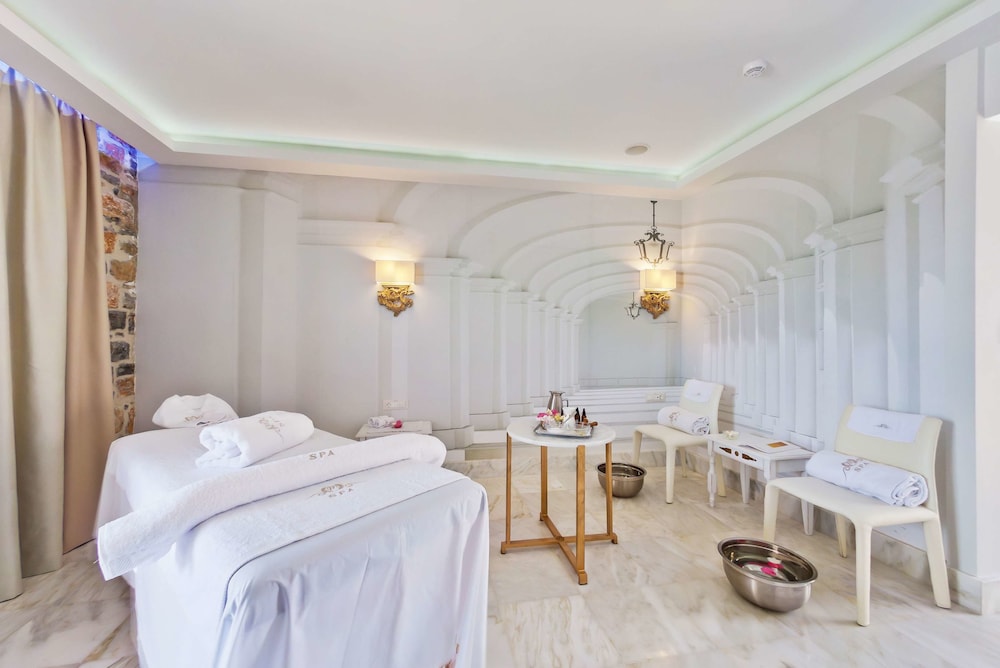 Royal Marmin Bay Boutique and Art Hotel 14/50