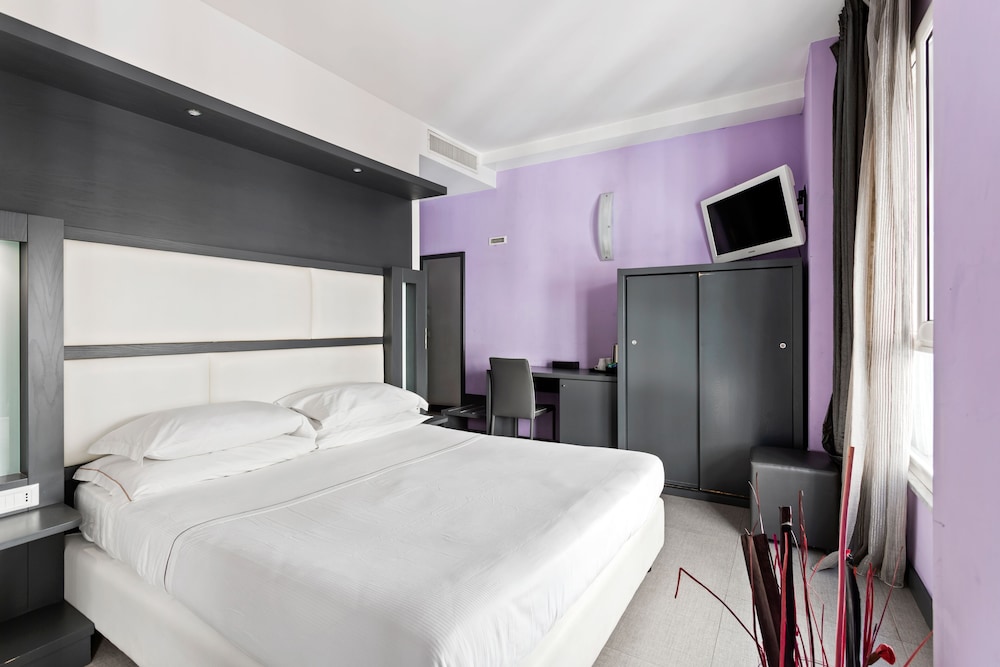 Golden Hotel 16/37