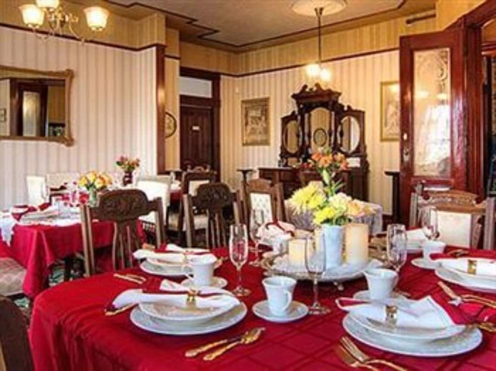 Gingerbread Mansion Inn 56/73