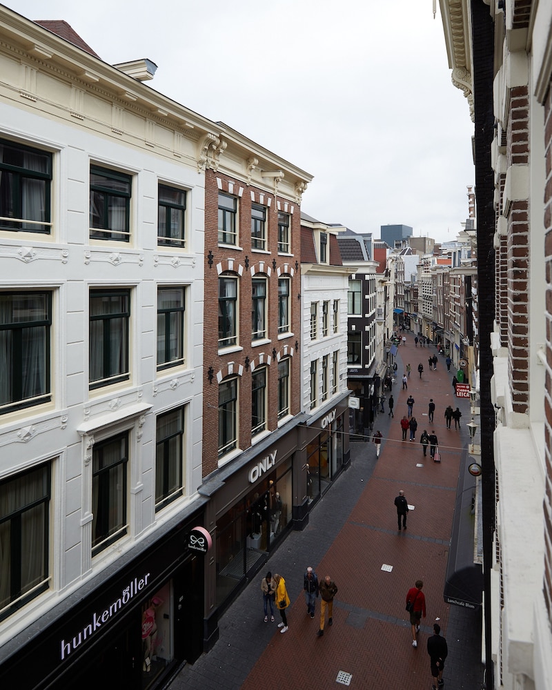 Damrak Short Stay Amsterdam 4/35