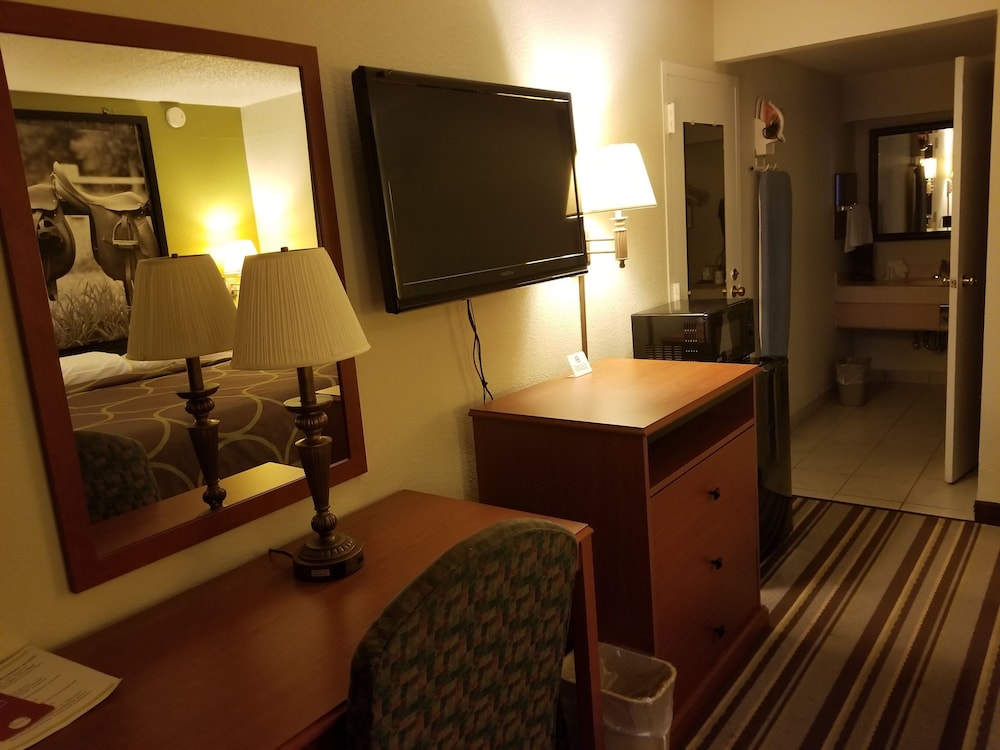 Super 8 By Wyndham Longview/North 22/42