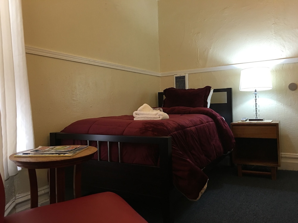 Luz Hotel 11/48