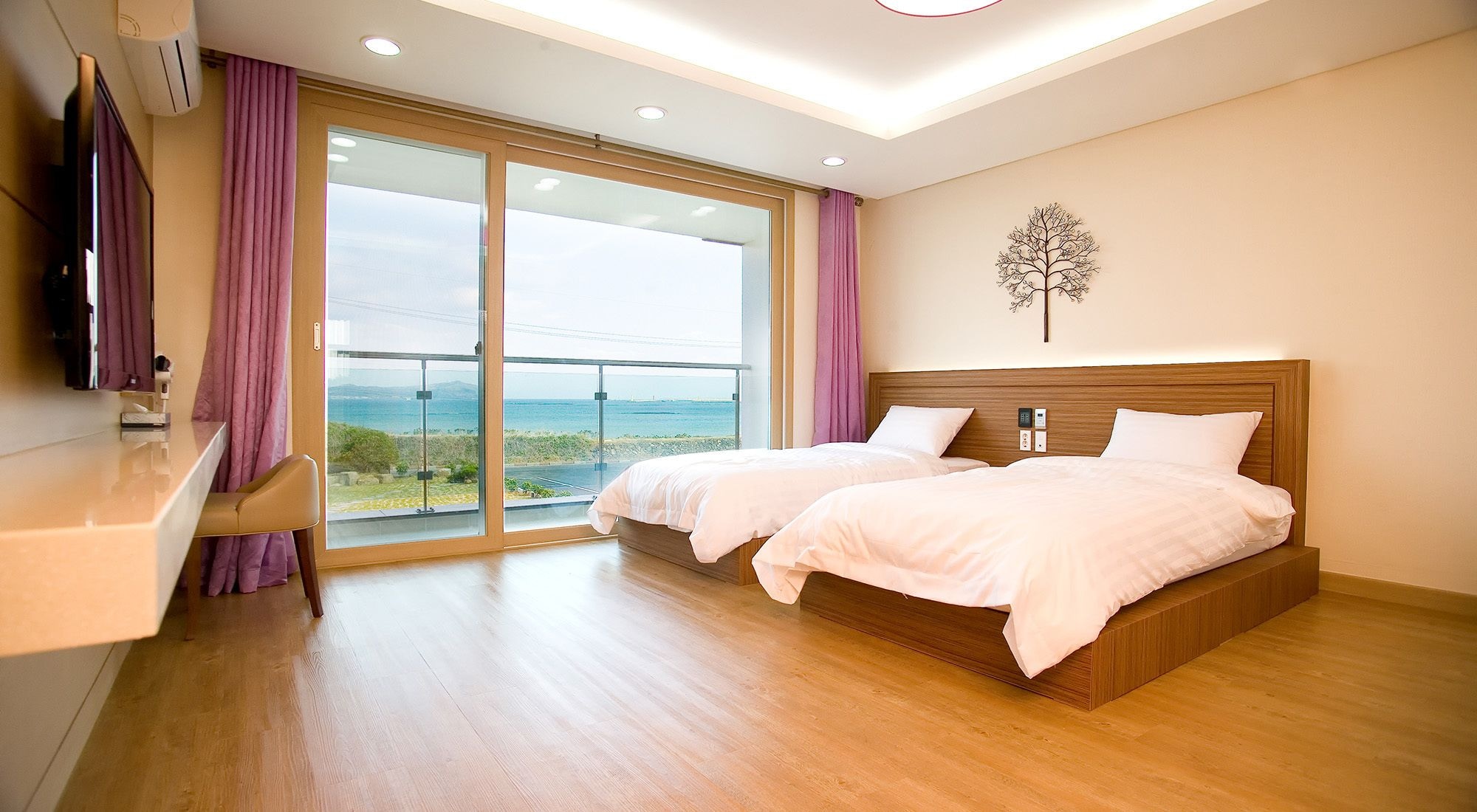 ROOM, TWIN BEDS