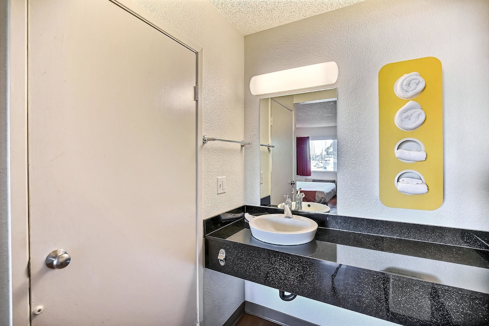Motel6 Oakland, CA - Embarcadero 44/48