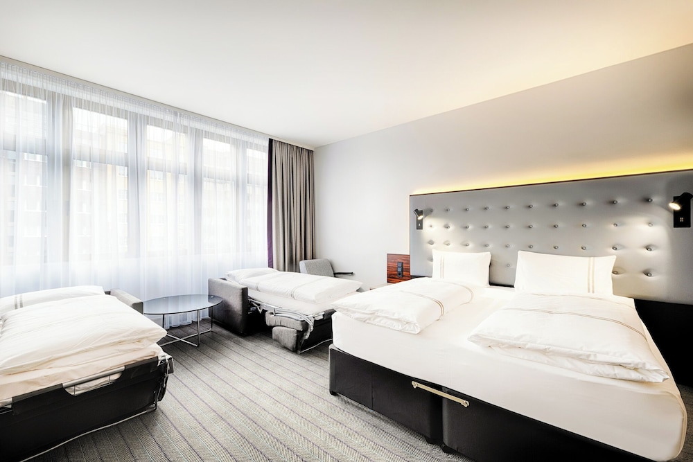 Standard, Quadruple, 2 Murphy Beds, Queen Bed، Premier Inn Cologne City Mediapark Hotel 2/8