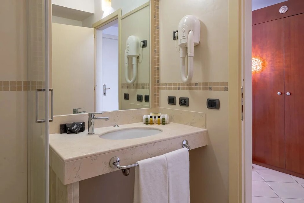 غرفة قياسية ثلاثية بسرير مزدوج وسرير فردي، Grand Hotel Sofia 3/3