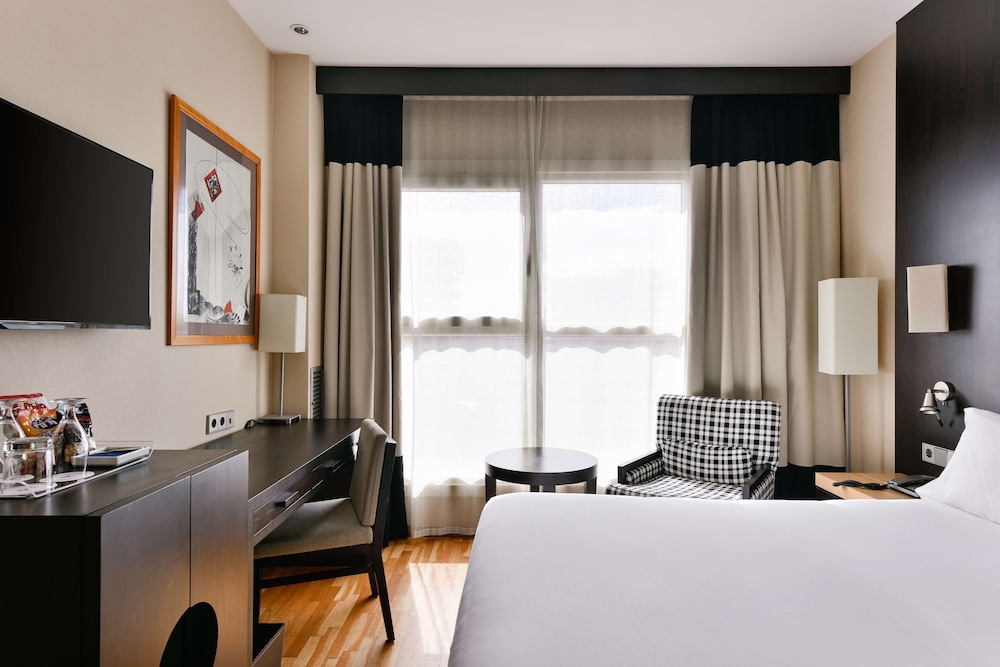 Adjoining, Family, 4 Beds، NH Valencia Center 2/8