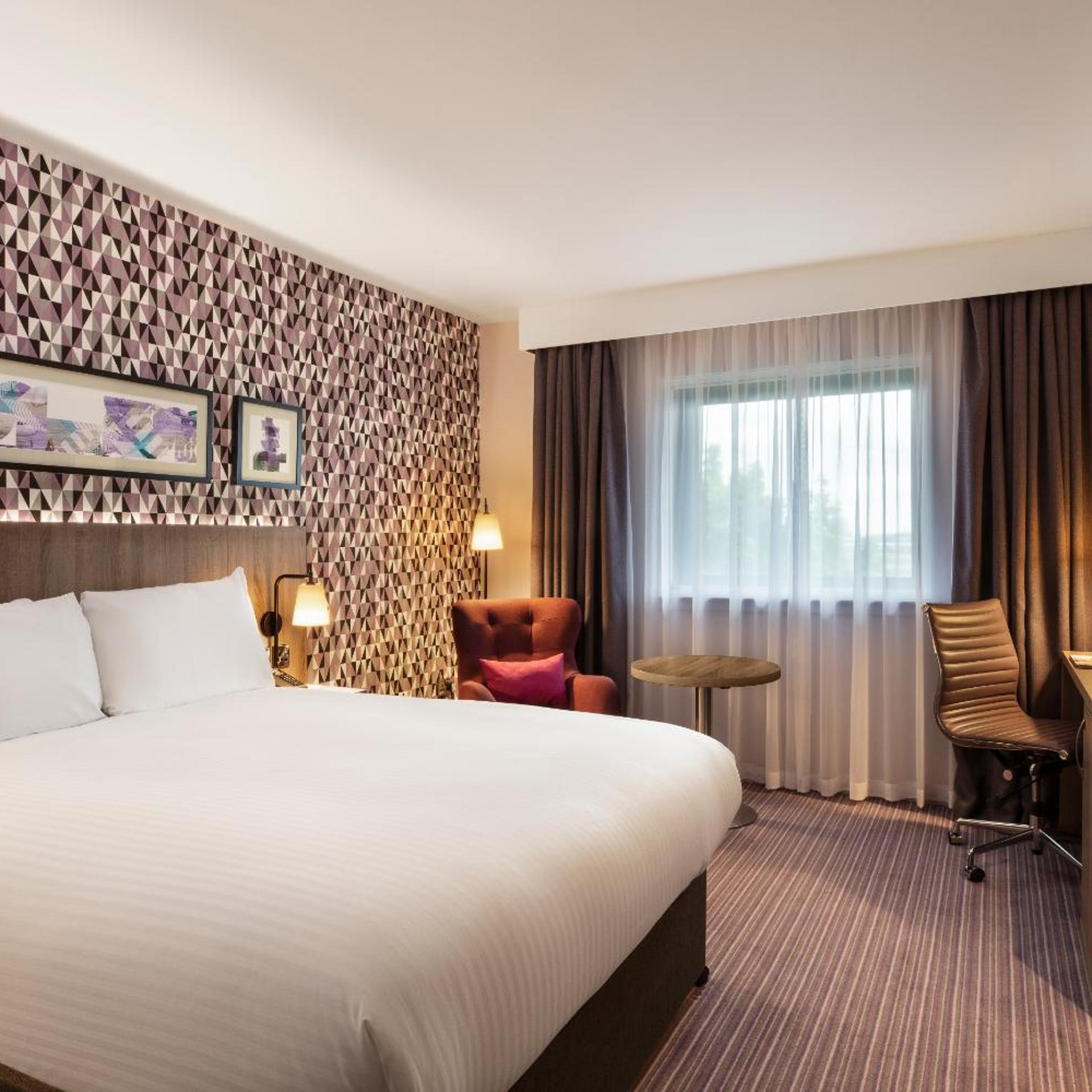 Room, Single, King Bed, Runway View