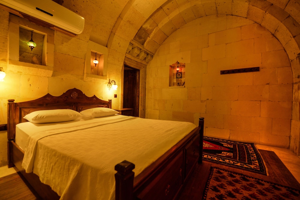 Vineyard Cave Hotel 17/98