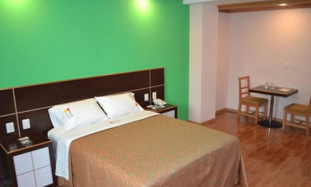 MASTER, SUITE, JETTED TUB
