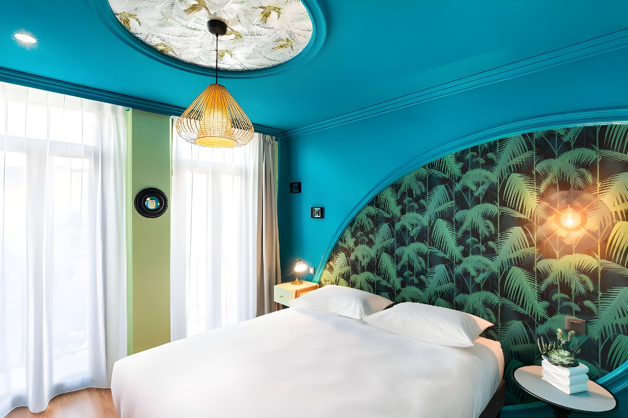 Room, 1 Queen and 1 Single Bed