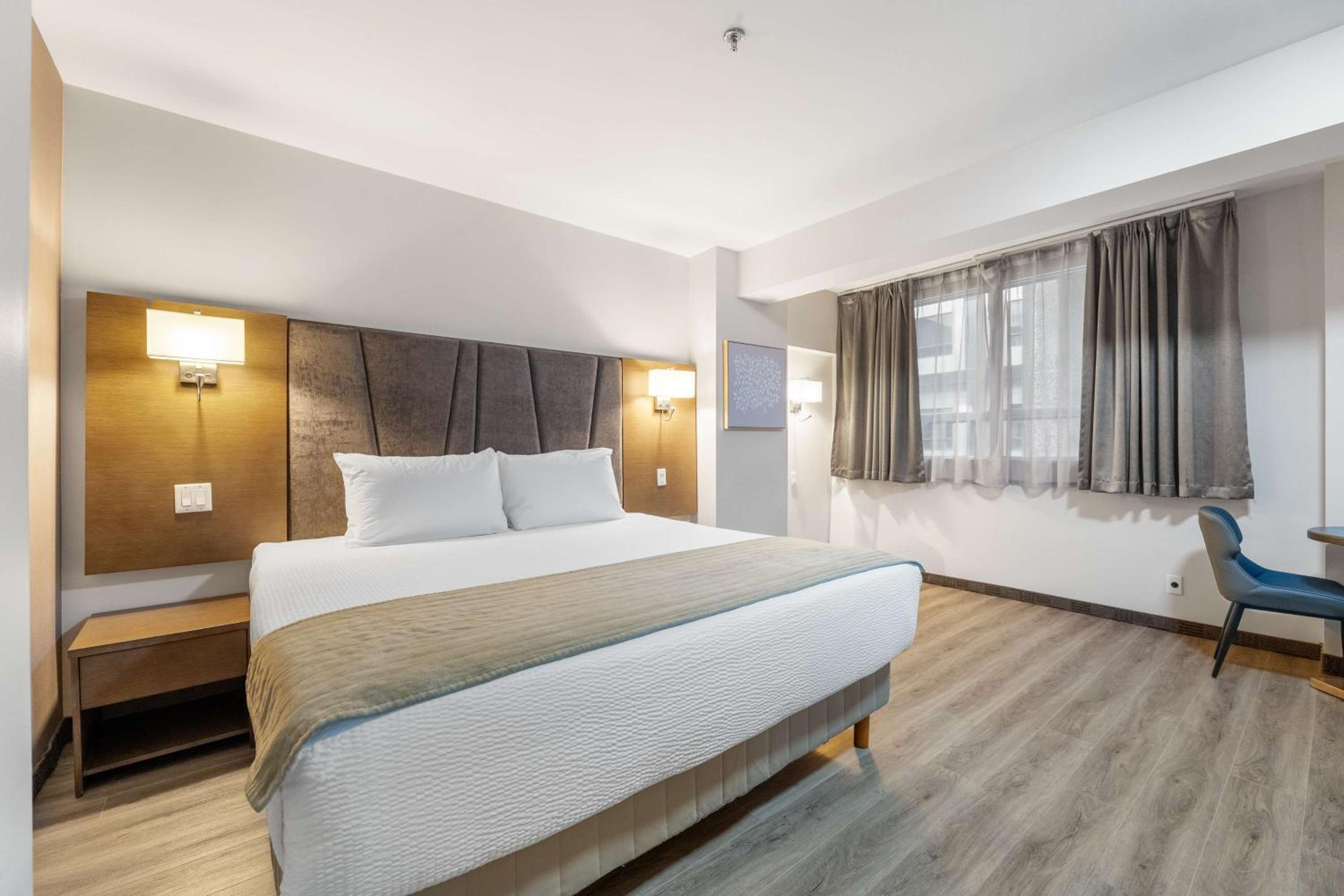 Suite, King Bed, Kitchen