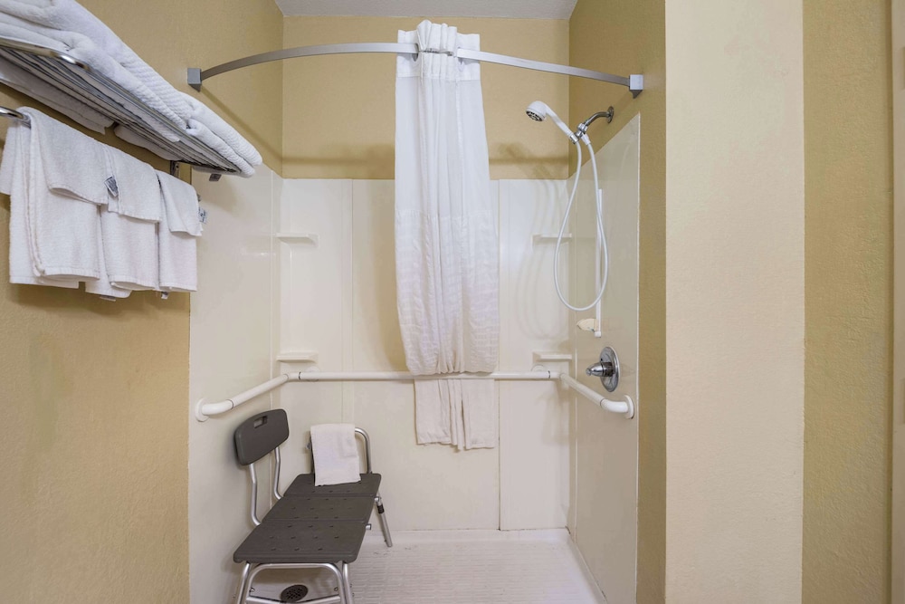 Room, King Bed, Accessible, Quality Inn Des Moines North 4/4