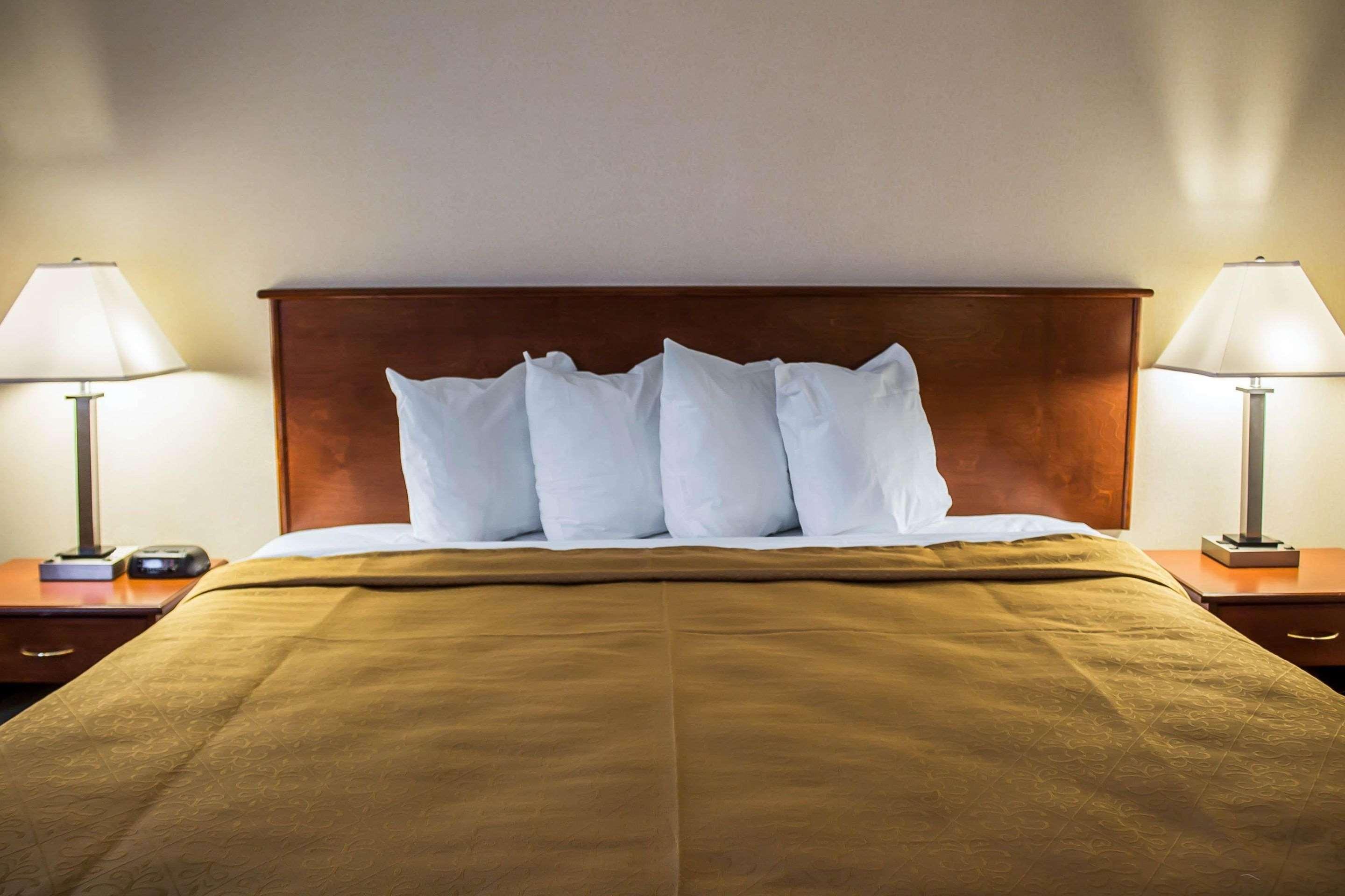 Rodeway Inn & Suites Youngstown 21/60