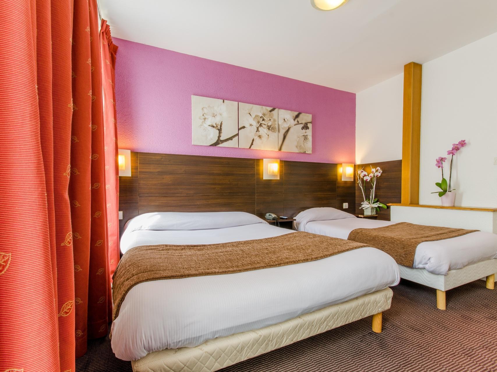 Room, Triple, 1 Double and 4 Single Beds