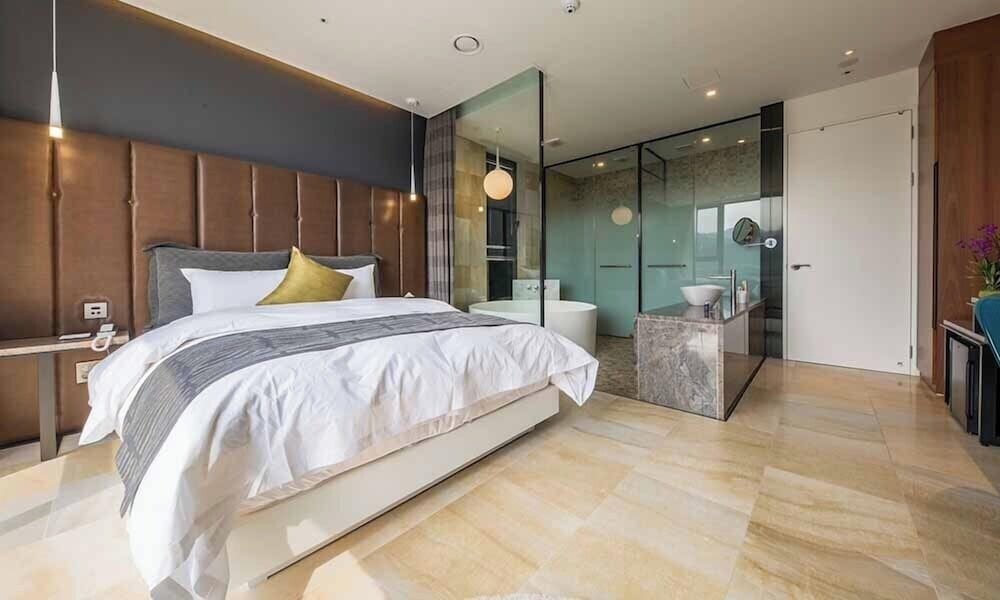 DELUXE, DOUBLE BED
