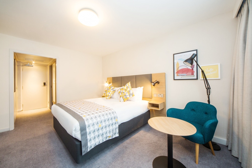 Holiday Inn Gatwick Airport 15/75