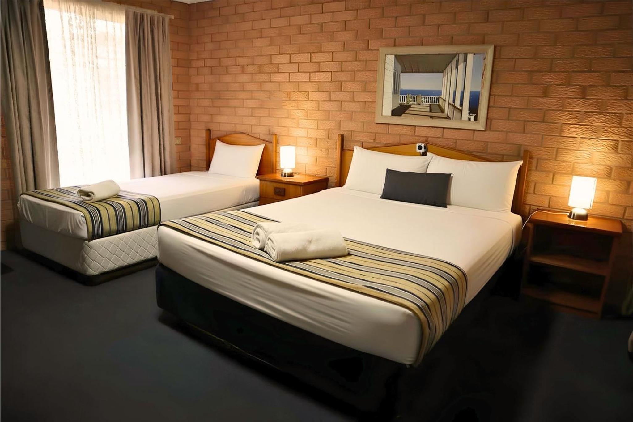 غرفة بسرير كوين وسرير فردي لذوي الإعاقة، AALANA MOTOR INN 2/5