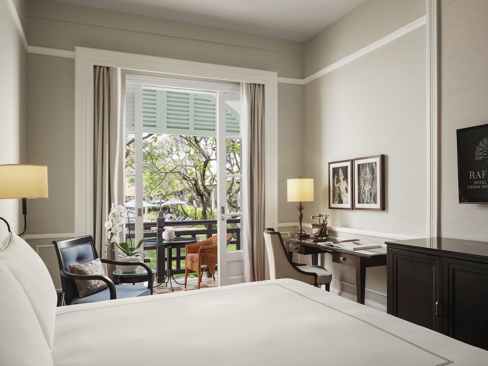 State, King Bed, Pool View, Raffles Hotel Le Royal 9/10