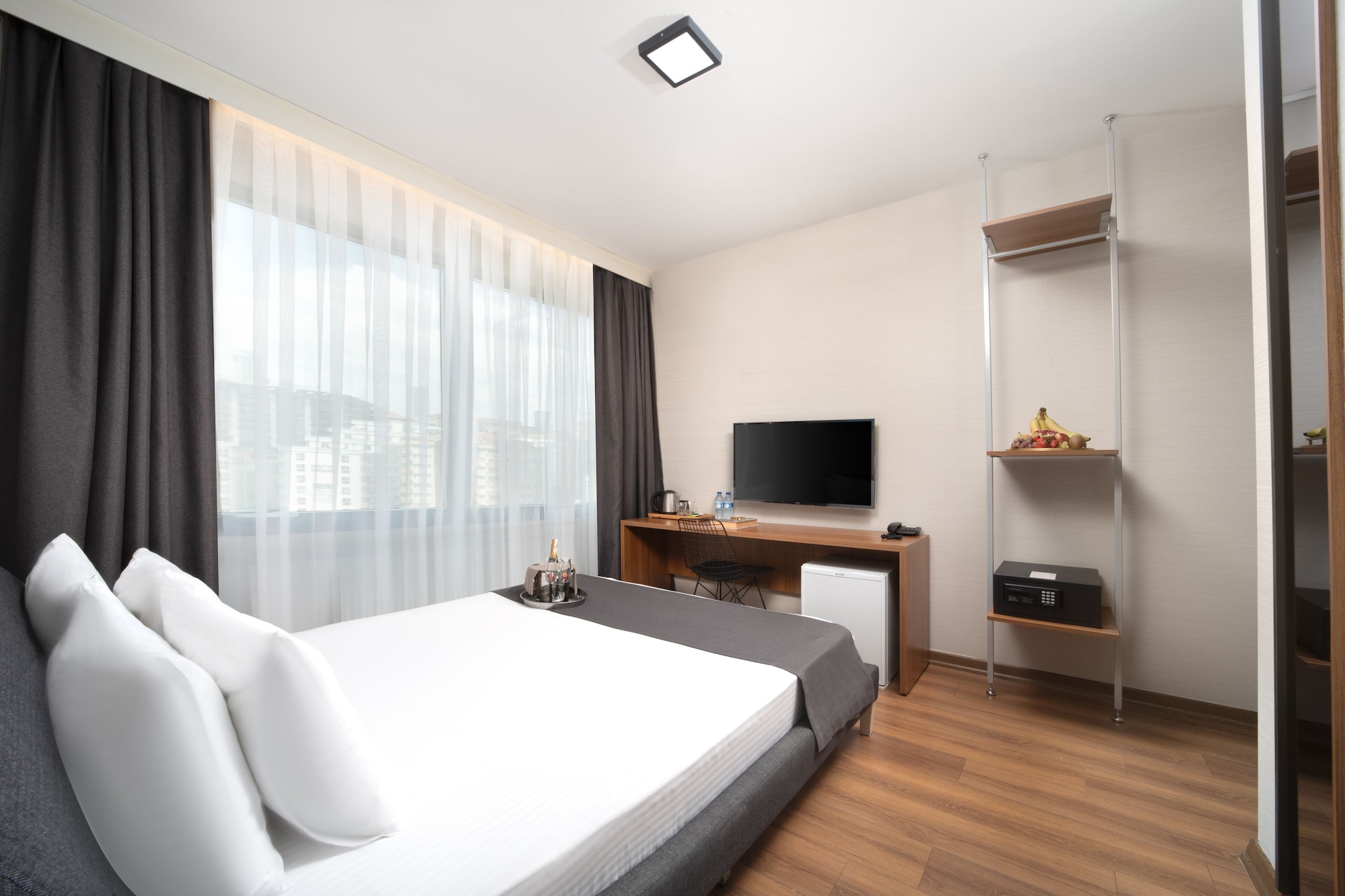 ROMANTIC, DOUBLE BED
