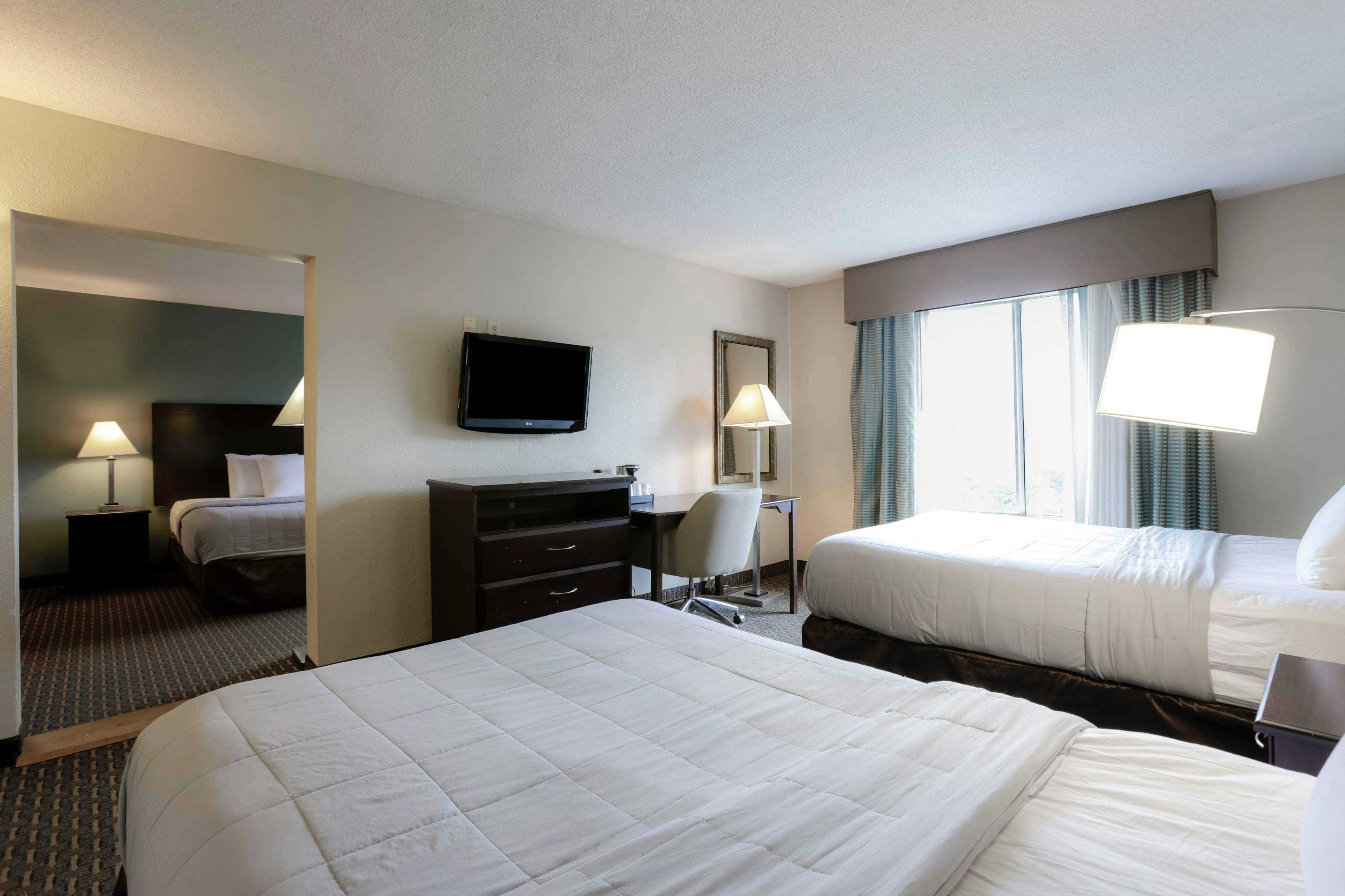Copley Inn & Suites By OYO Akron OH 42/74