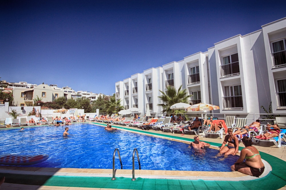 Shark Club Hotel 28/34