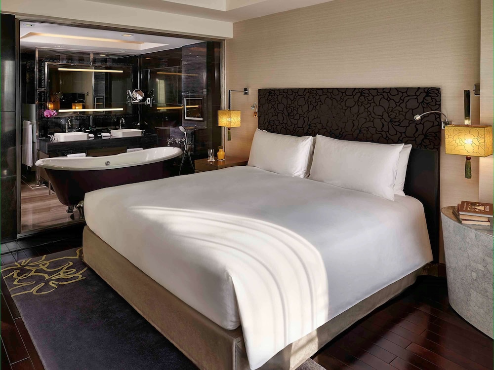 Sofitel Saigon Plaza Hotel 14/50