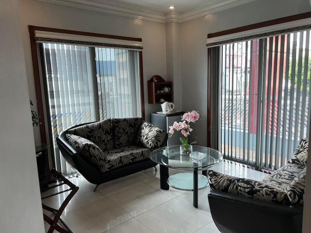 Townhouse OAK Makati Manila Near PNR Pasay Evangelista formerly VIP Suites 32/47