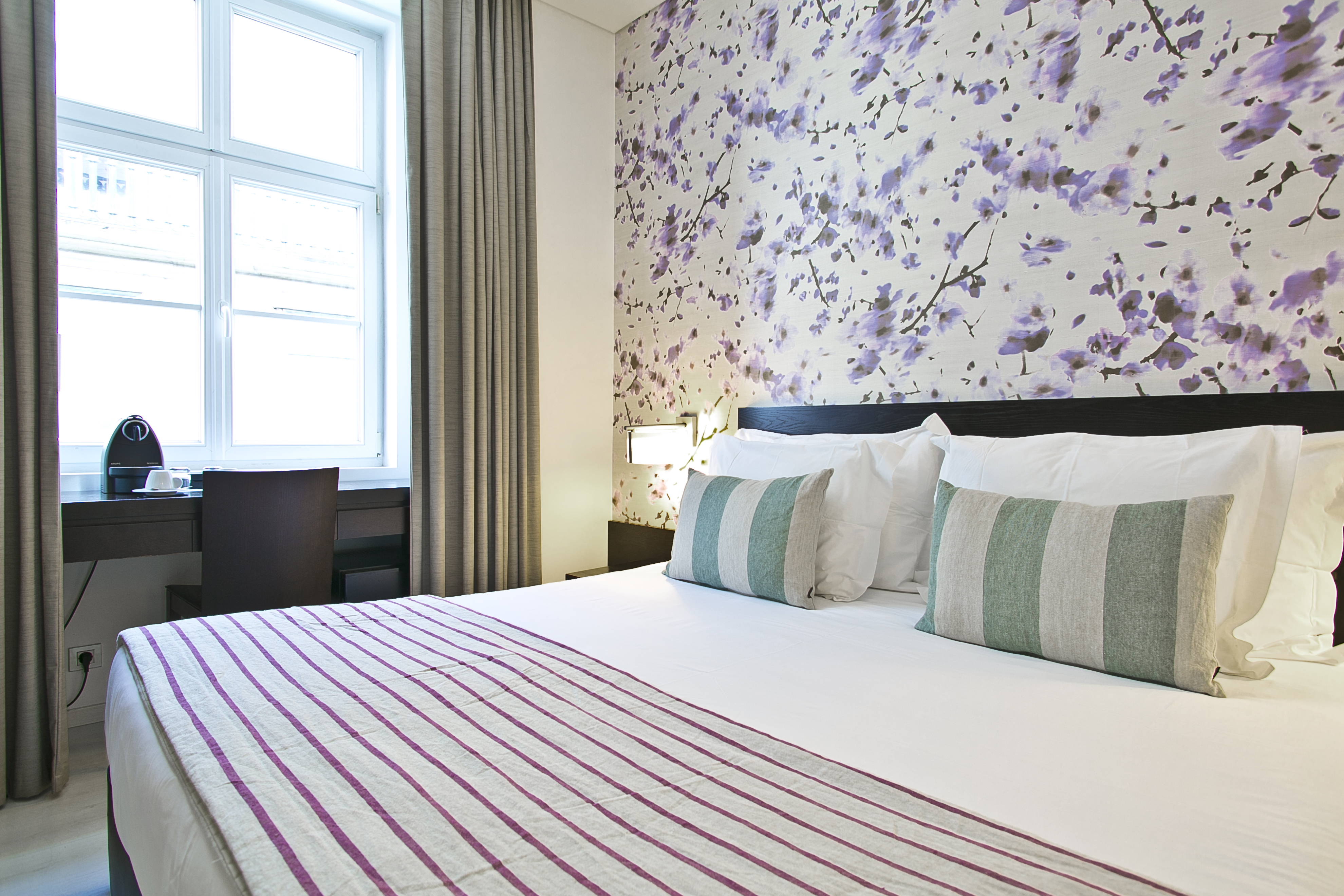 Room, Single, Double or Twin Bed, Street View، Internacional Design Hotel 2/6