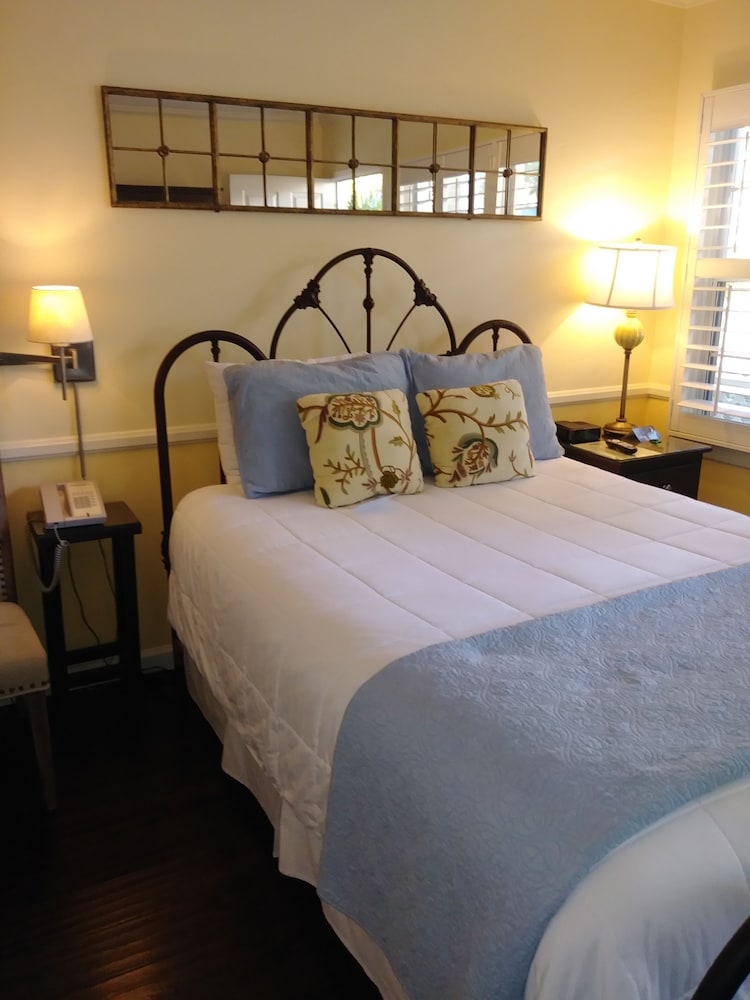 Apple Farm Inn 11/65
