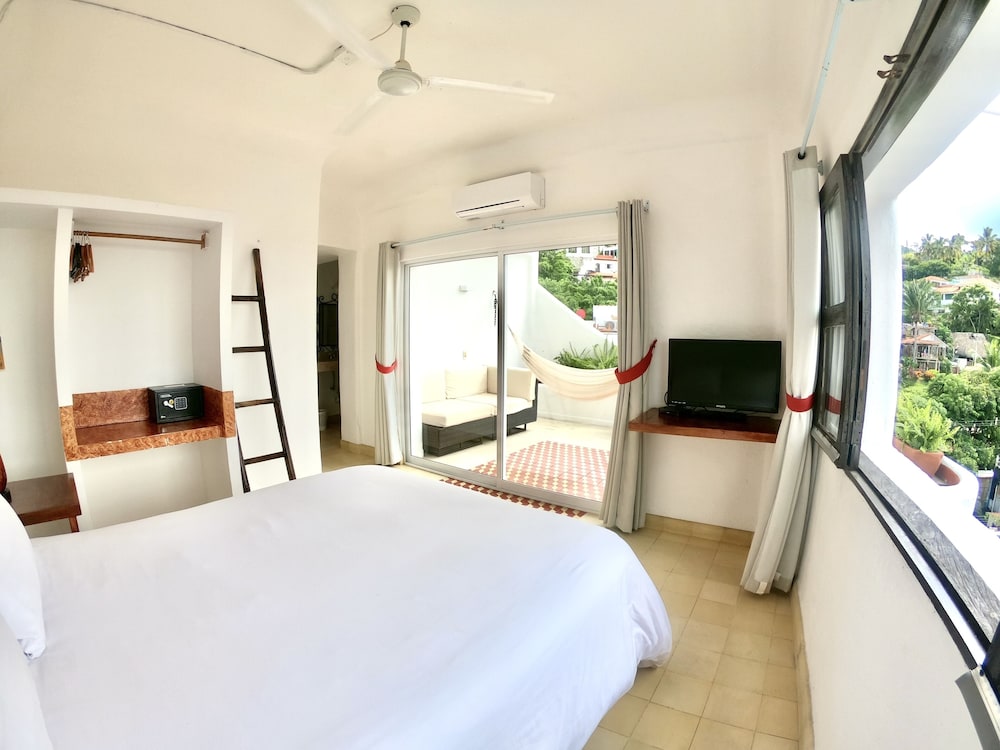 DELUXE, OCEAN VIEW, BALCONY