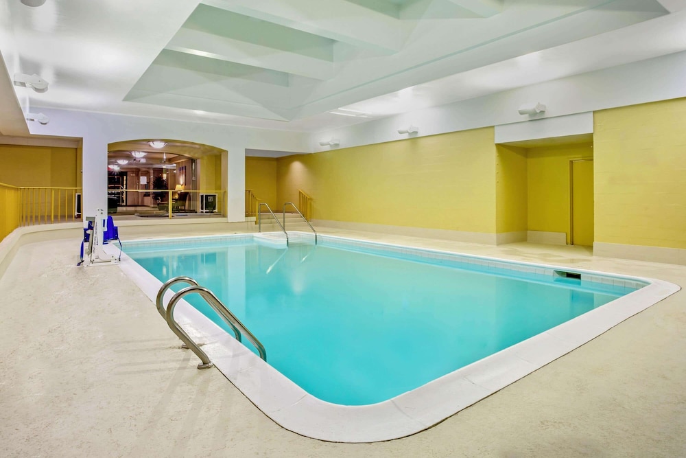 La Quinta Inn & Suites by Wyndham Stamford / New York City 34/59