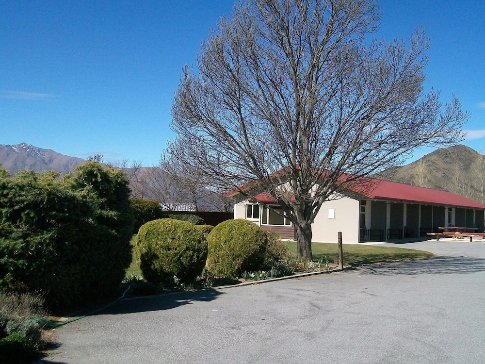 Sierra Motel and Apartments 44/50