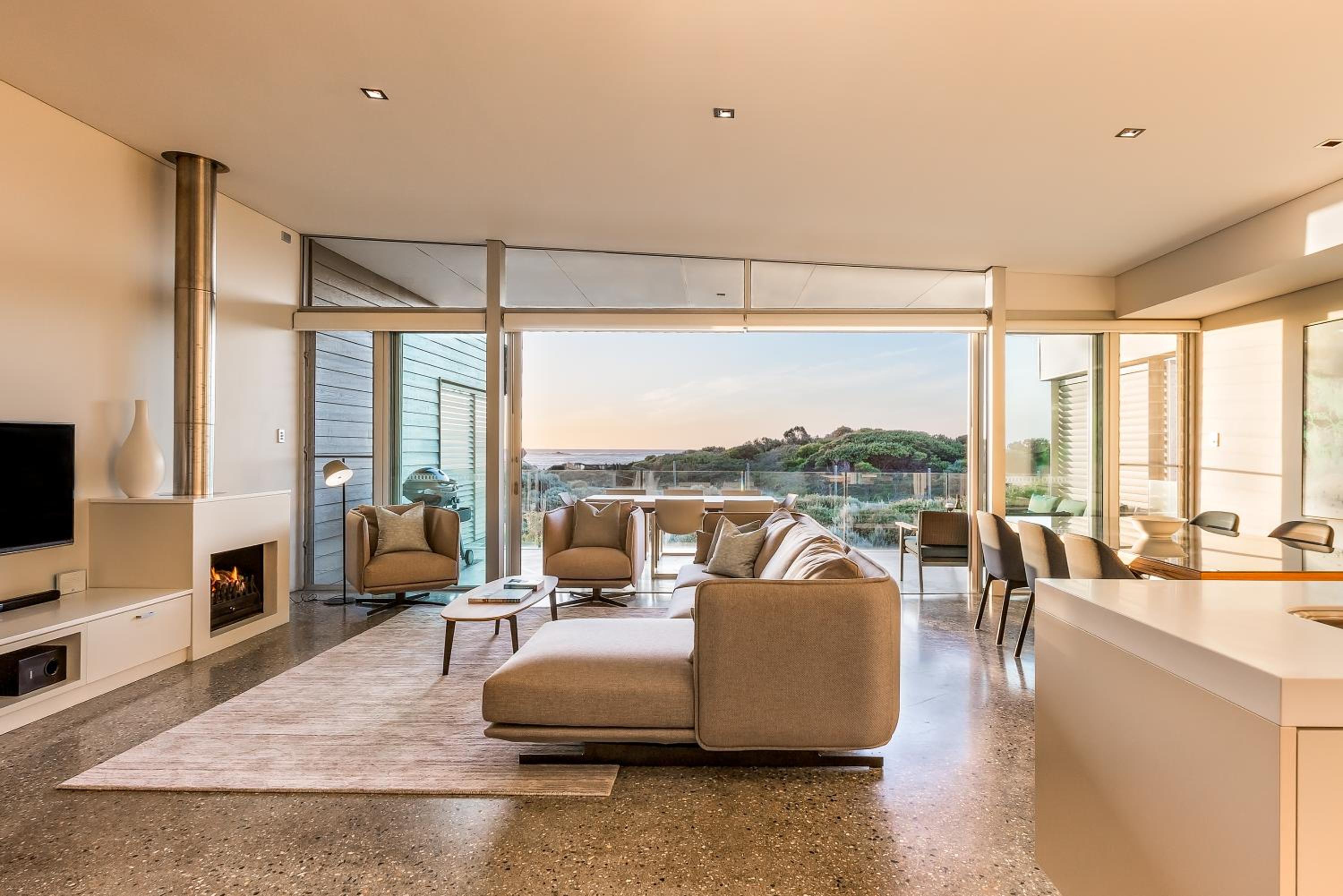 3 Bedrooms, House, Beach Front