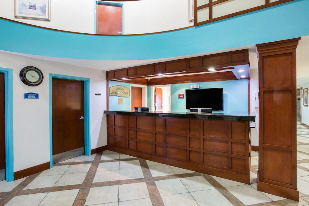 Howard Johnson By Wyndham Evansville East 6/36