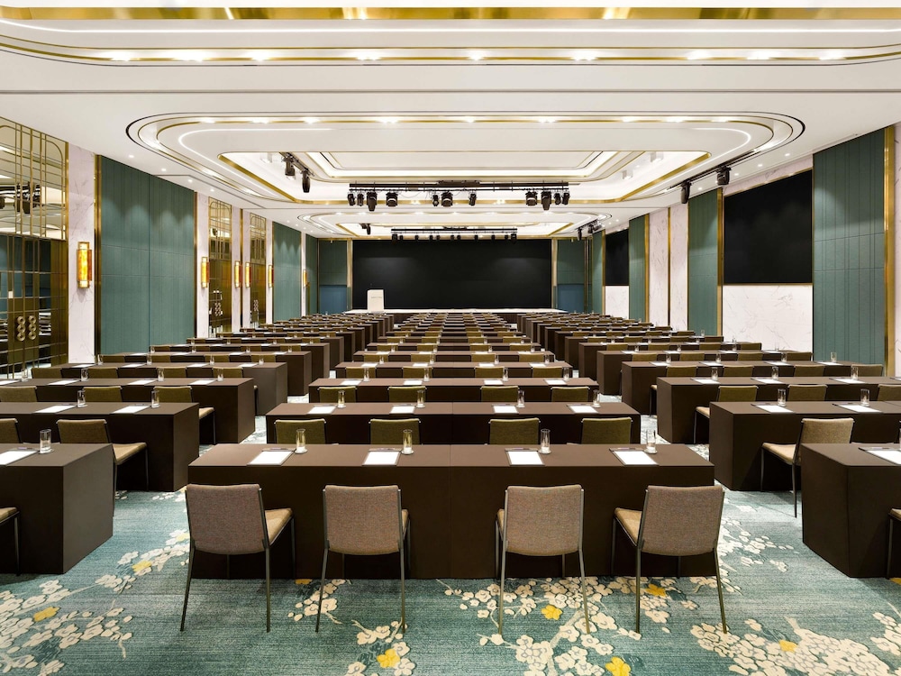 Sofitel Ambassador Seoul Hotel and Serviced Residences 61/71