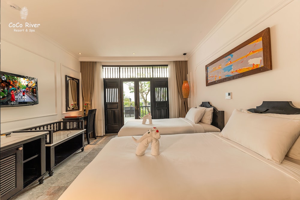 DELUXE, TWIN BEDS, POOL VIEW