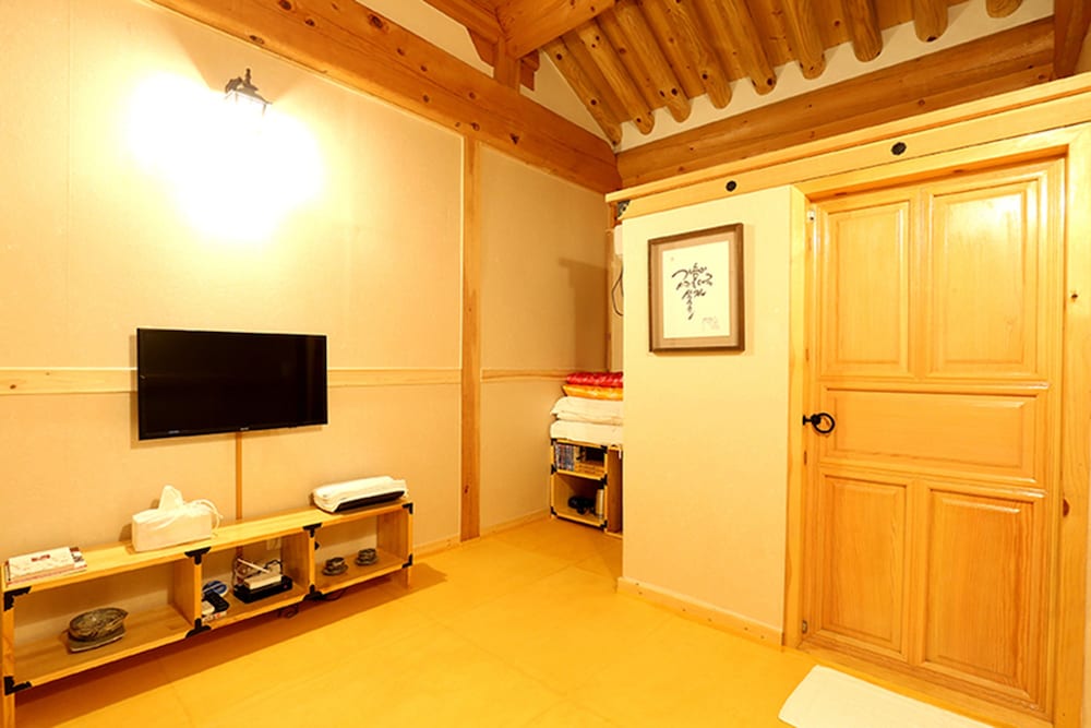 Hanok Hyeyum 31/50