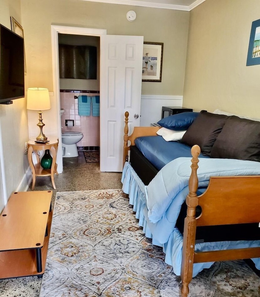 Shamrock Cove Inn 30/50